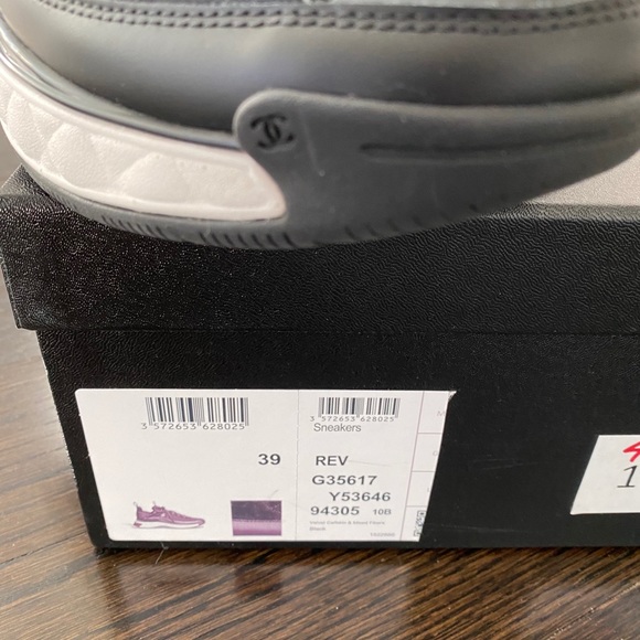 CHANEL LOW-TOP SNEAKERS - Picture 6 of 12